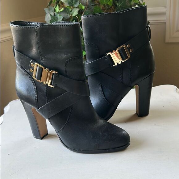 Vince Camuto Black Leather Ankle Boots with Gold Buckle 8.5M - Picture 1 of 12